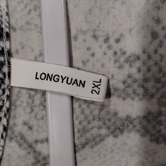 Black and white short sleeve top - Picture 2 of 3